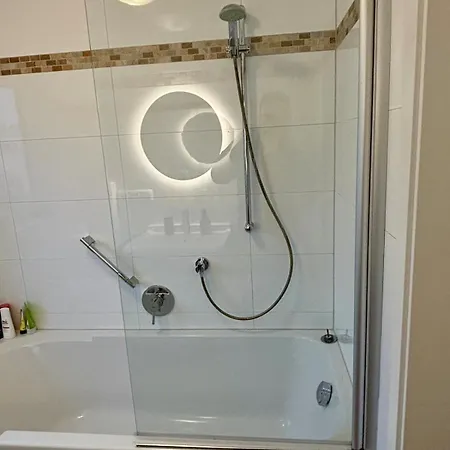 Lakeview 3 Rooms, Parking, Independent Lejlighed *