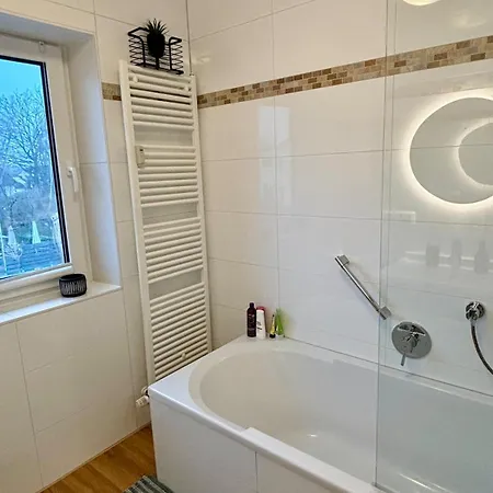 Lakeview 3 Rooms, Parking, Independent Apartment *