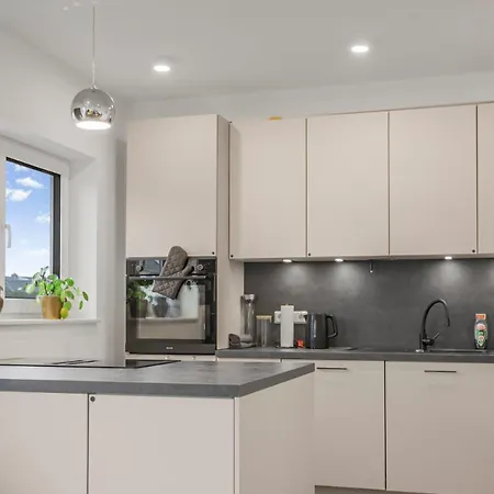 Lakeview 3 Rooms, Parking, Independent Lejlighed *