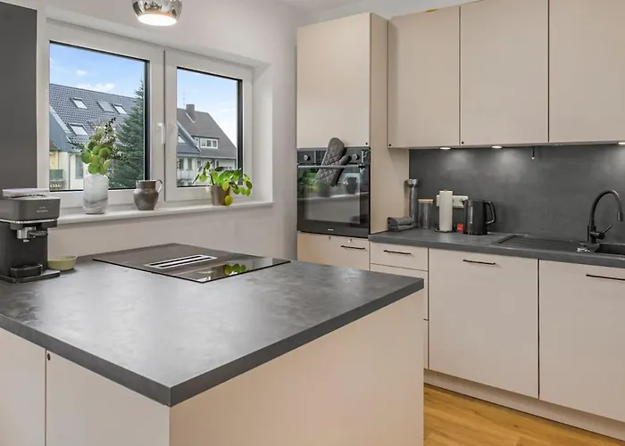 Lakeview 3 Rooms, Parking, Independent *