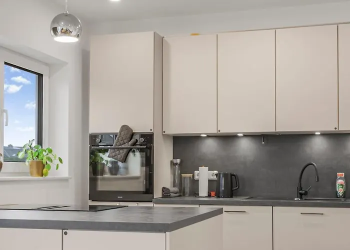 Lakeview 3 Rooms, Parking, Independent Lejlighed *