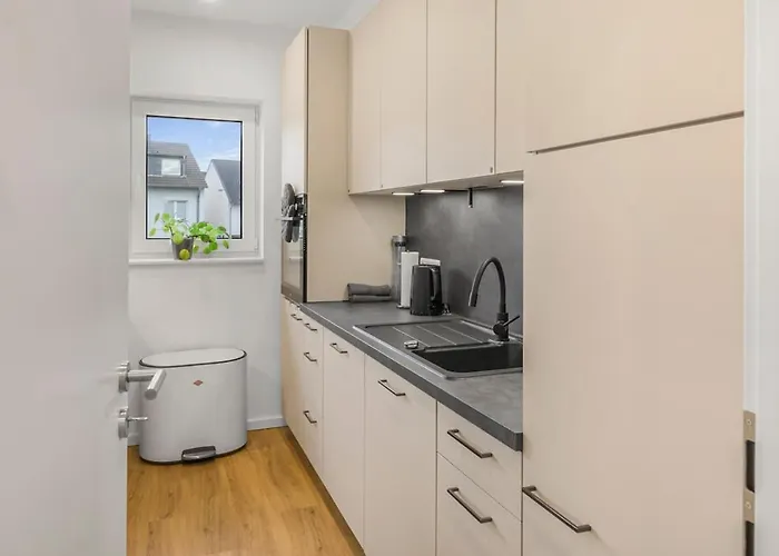 Lakeview 3 Rooms, Parking, Independent Bonn